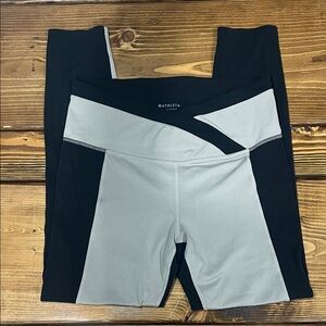 Athleta Two-Tone Black and Tan Chroma 7/8 Running Tights Leggings - back pocket